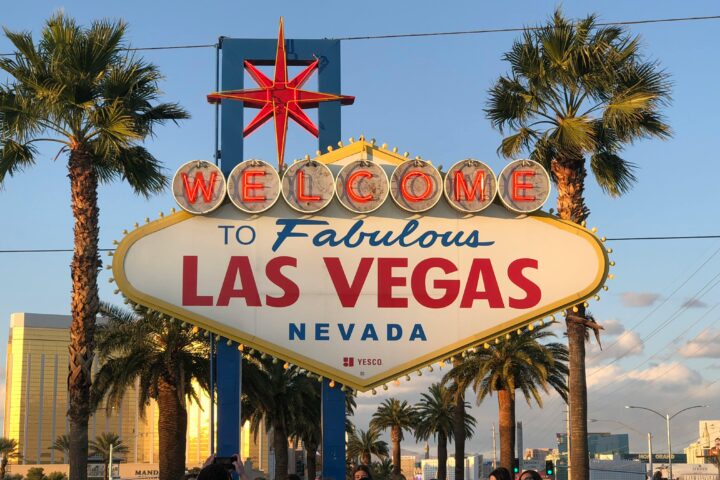 where to eat on las vegas strip - las vegas strip sign